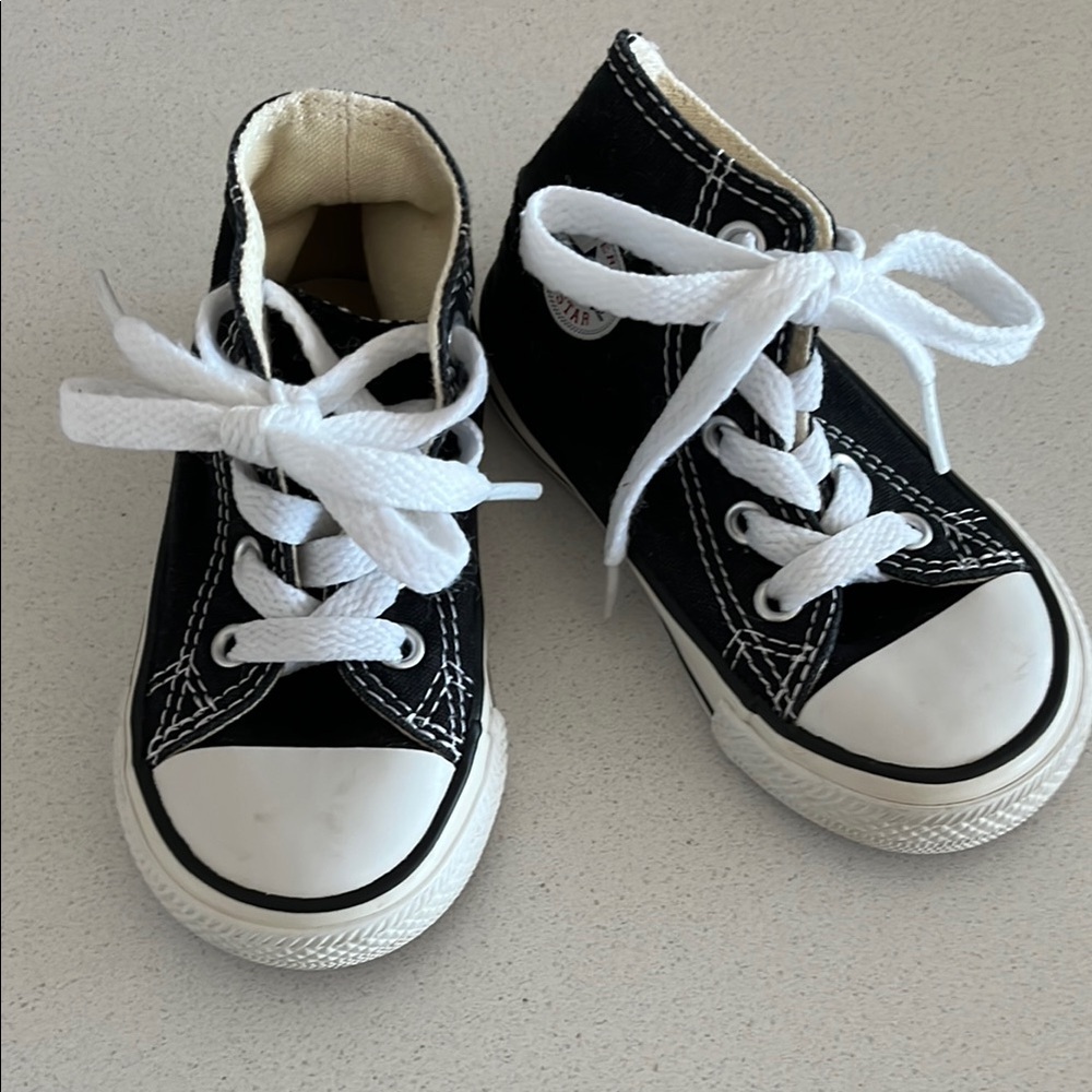 Converse Black and White High-Top Sneakers like new.